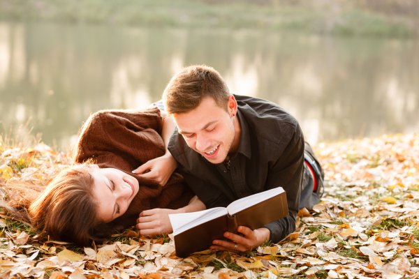 Парень и девушка читают книгу