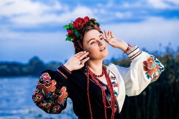 Украинка в национальном костюме