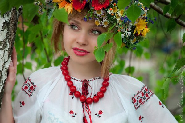 Украинская красавица в национальном костюме