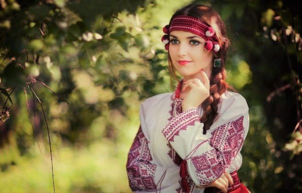 Чернобровая дивчина