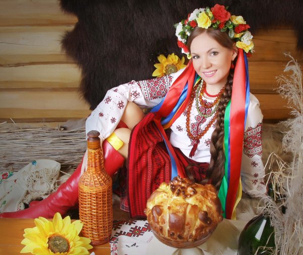 Украинская девушка в национальном костюме
