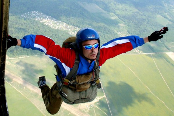 Алексей Бутысин парашютист