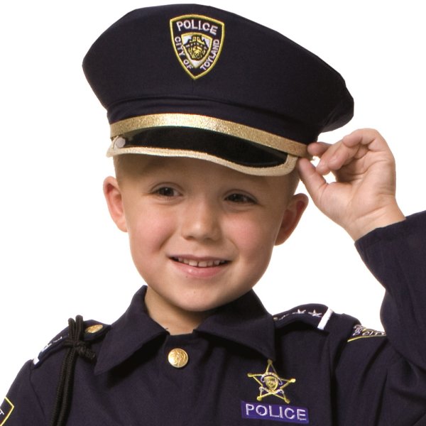 Мальчик в форме полицейского