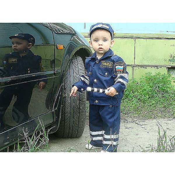 Маленький мальчик в форме полиции