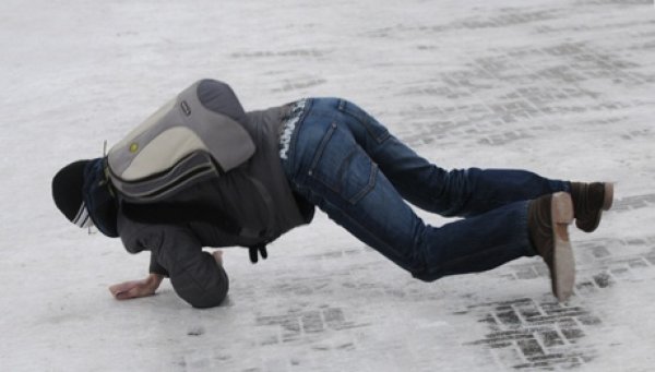 Человек падает на льду