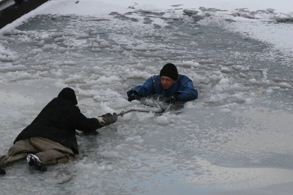 Рыбаки на тонком льду