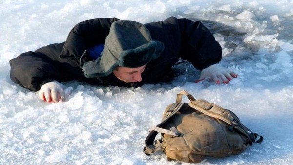 Рыбак провалился под лед