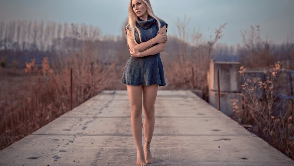 Стоящая девушка
