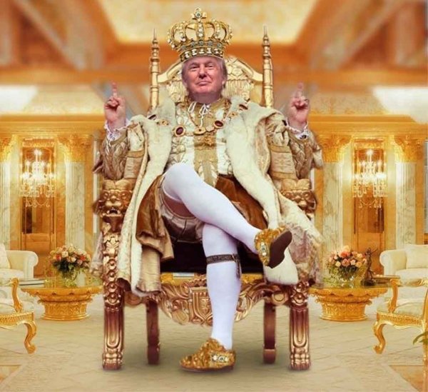 Дональд Трамп на троне