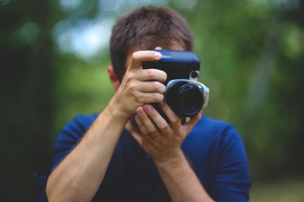 Подросток с фотоаппаратом