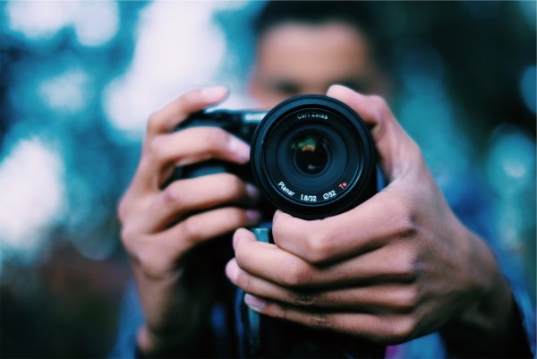 Фотоаппарат в руках