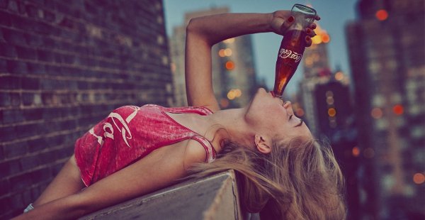 Картинки девушка с напитком (48 фото)