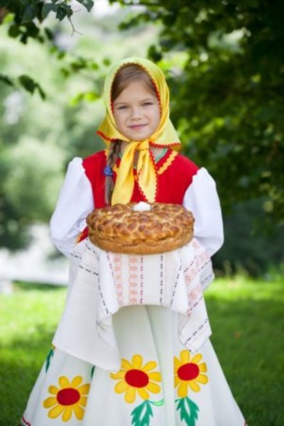 Русская красавица с караваем