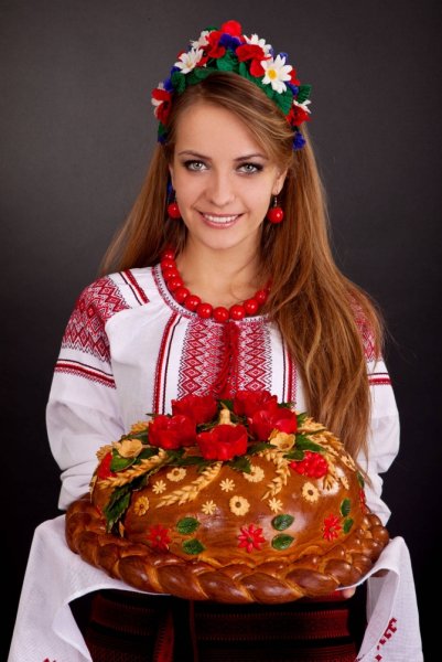 Девушка с караваем