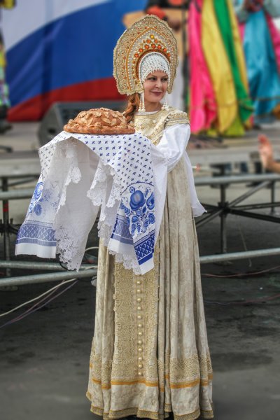 Русская красавица с караваем