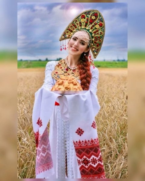 Девушка в русском национальном костюме