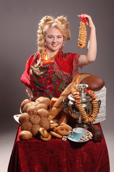 Женщина с пирогом