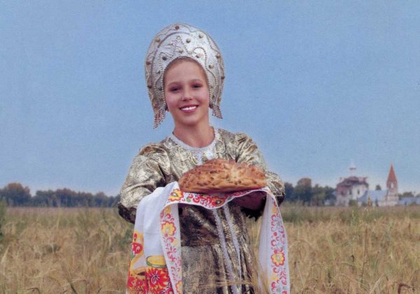 Девушка в кокошнике с хлебом