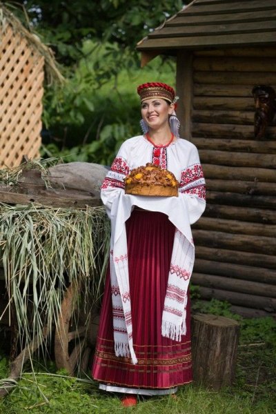 Донская казачка с хлебом солью