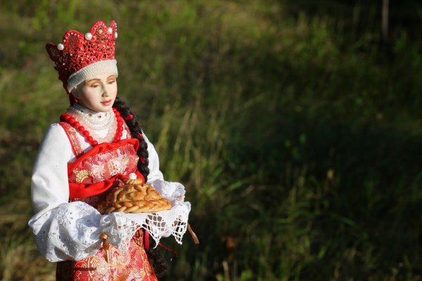 Девочка с хлебом