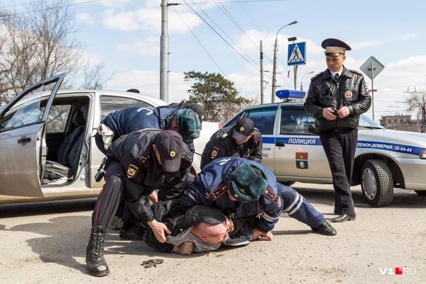 Полицейский ловит преступника