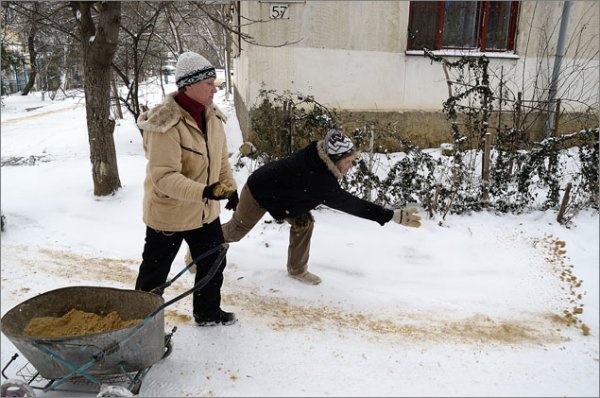 Дороги посыпают песком
