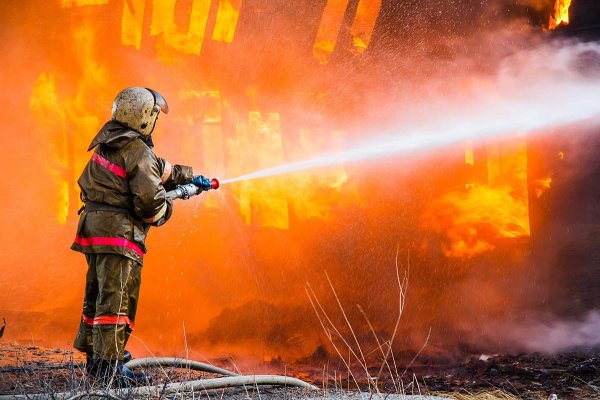 Пожарники тушат пожар