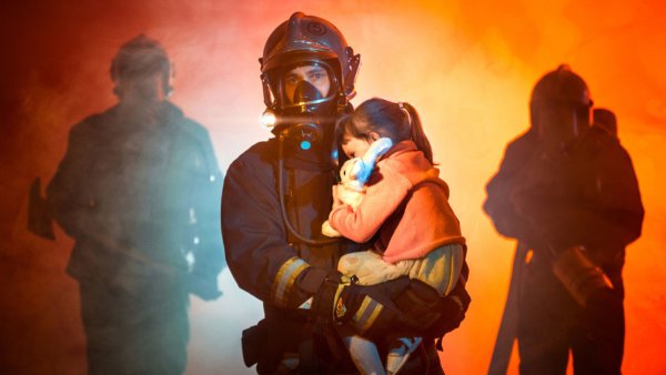 Пожарный спасает ребенка