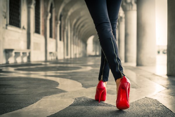 Девушка в красных туфлях