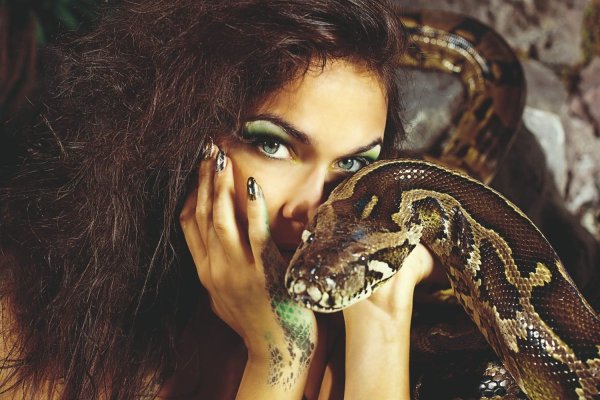 Моника Беллуччи со змеей