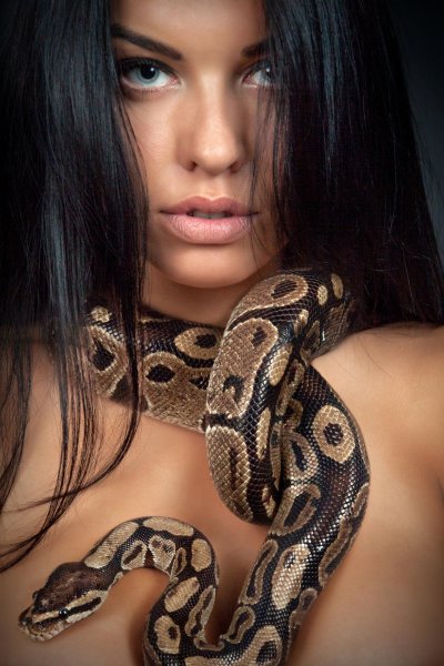 Девушки со змеями