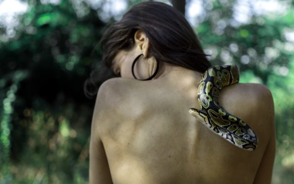 Девушка со змеей на шее