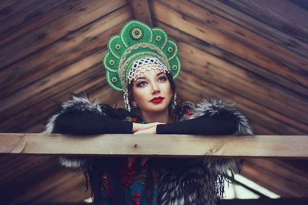 Красивая девушка в кокошнике