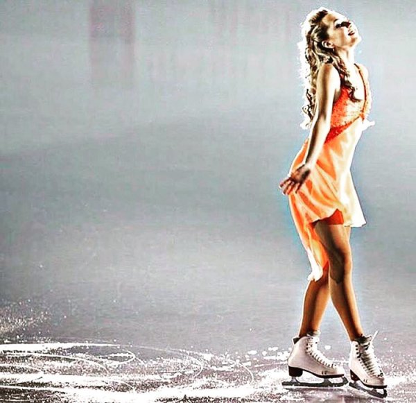 Красивая девушка на коньках