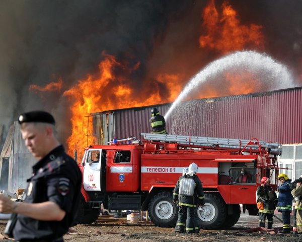 Пожарная машина тушит пожар