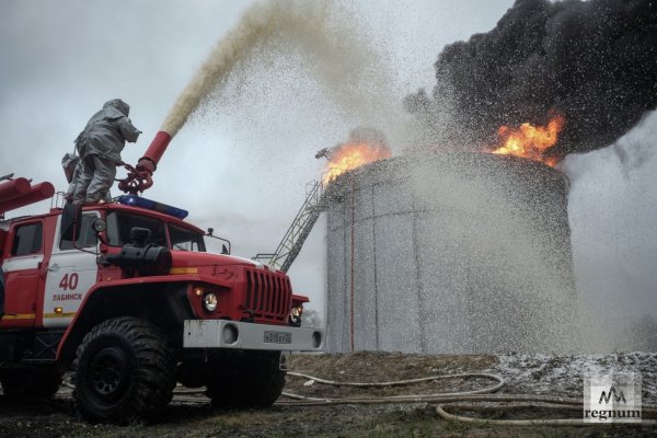 Пожарная машина тушит пожар