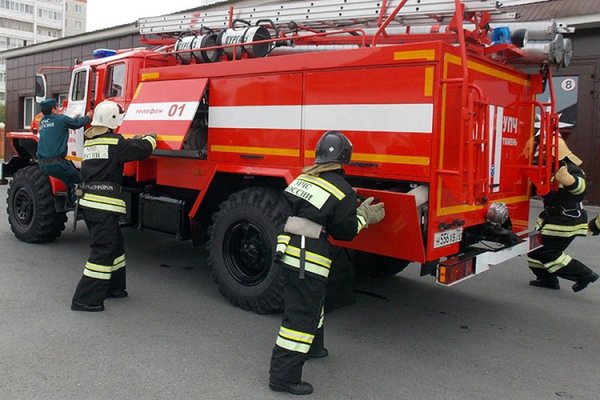 Пожарная машина и пожарный