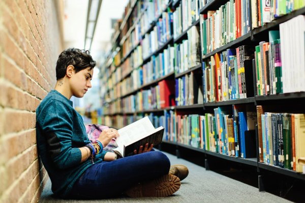Подросток с книгой