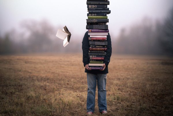 Стопка книг в руках