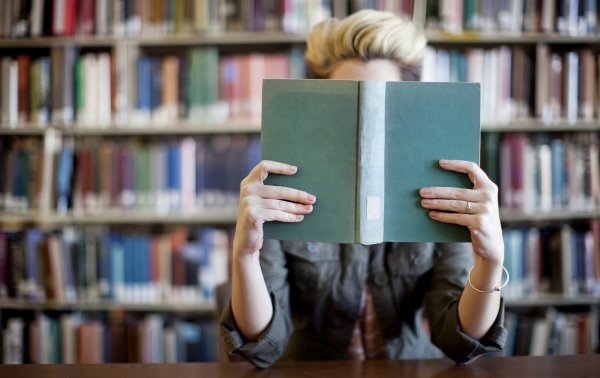 Девушка с книгой