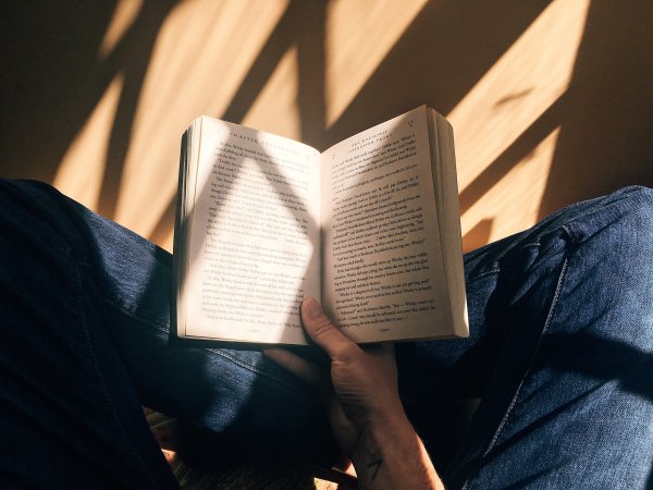 Человек с книгой в руках