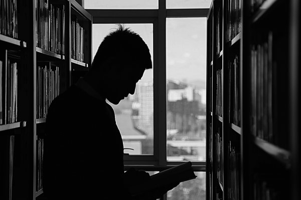 Парень с книгой