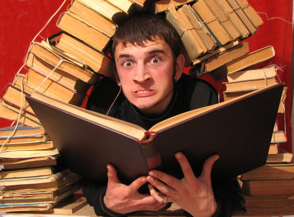 Человек заваленный книгами