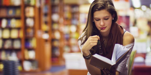 Девушка с книгой