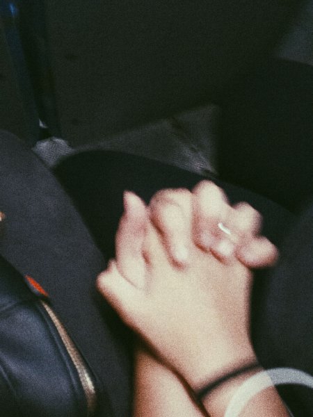 Парень и девушка держатся за руки