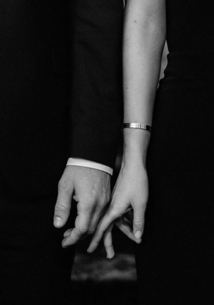 Мужская и женская рука
