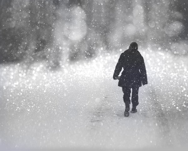 Человек идет по снегу