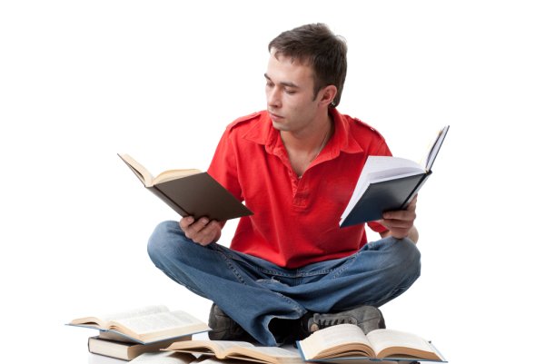 Человек сидит с книжкой