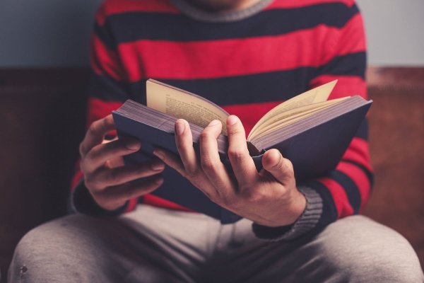 Парень с книгой в руках