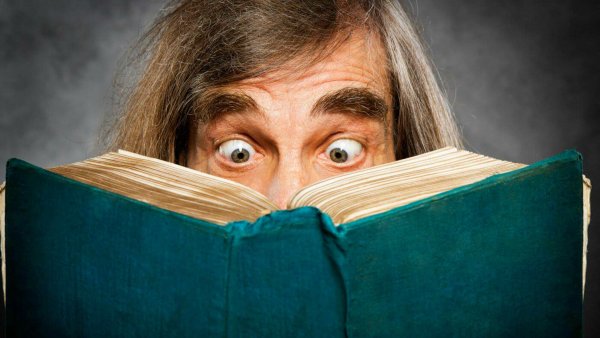 Человек читает книгу